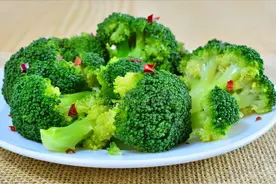 炒西兰花，焯水还是直接炒？别把方法弄错了，不然不爽脆也不入味图片