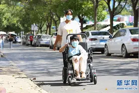“我是你的腿！”妈妈陪学12年，把女儿“抱”进大学图片