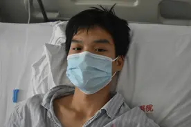 7旬肺病老人为救肿瘤孙子，多次拔掉呼吸机，大哭：不要再治了图片