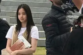 欧阳娜娜发福少女感全无？麒麟臂显眼比小腿粗，身材像五五分图片