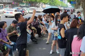 重庆，年轻人排队3小时买奶茶，60岁大爷不解，“喝了能成仙？”图片