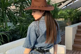 李小璐真会穿，牛仔连体裤配牛仔帽帅气洒脱，没半点“妈妈味”图片