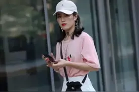 本以为匡威和热裤是最佳搭配，直至遇见匡威＋百褶裙，堪称绝配图片