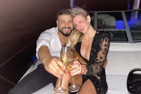 单身狗进来！看看WWE全美冠军如何向“女皇”花式求婚图片
