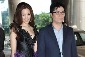 徐子淇真任性，穿超短“草裙”陪老公出席活动，露出肌肉腿太抢镜图片