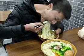 饭桌识人术：你吃饭吧唧嘴吗？有这种吃相的人不能深交图片