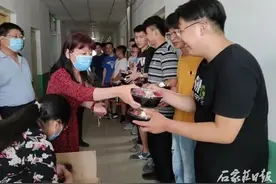 精心准备水果切盒……院长书记运行李……这届大学毕业生被彻底暖到了图片