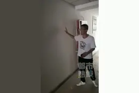 啥操作？延期一年交房，陕西男子购买两套公寓只有一个门一个卫生间图片