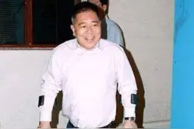 亲爹进监狱，无奈接管公司，年过半百娶女明星，马廷强真有实力图片
