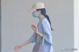 迪丽热巴“瘦过头”了，穿T恤玩下衣失踪，腿细得塞不满直筒靴图片