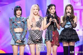 BLACKPINK与熊猫宝宝作近距离接触　遭网友批违规接触图片