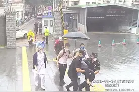 “快！快！要生了”！潞河医院北门口外，一名孕妇突然临盆……图片
