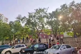 @太原人！开学首日，一年级新生逃学被民警“抓回”；家长校门“见缝插针”…图片