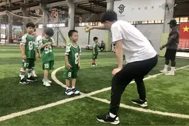培训机构跑路，被欠了几十万的家长们瞒着孩子，自费撑起这支橄榄球队图片