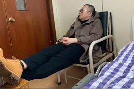 涂磊一家三口发烧，穿工装服配马丁靴照顾妻女，爱家的男人最时髦图片