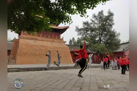 实拍千年古寺院内小和尚练功，年纪虽小功夫了得，日常训练成风景图片
