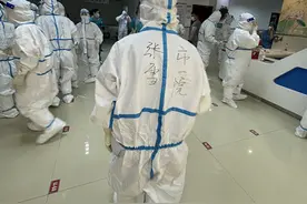 放下4个月大的孩子，她提前结束产假奔回医院！收获8岁小患者做手工感谢图片