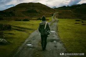 我们最错误的事就是把最差的脾气最糟糕的一面都给了最亲近的人图片