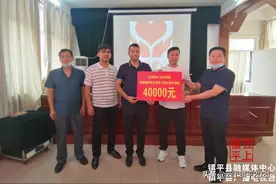 新疆籍少数民族同胞捐爱心款援助郑州图片