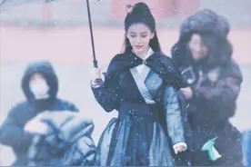 baby新剧路透图曝光，雪中撑伞美如画，演技欠佳被喊转行模特图片