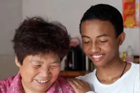 农村奶奶不顾反对，收养了个黑人小孩，在中国长大后他怎样了？图片