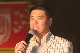 2004年，邹德江将赵本山徒弟赶下台被央视辞退，16年后他怎样了？图片