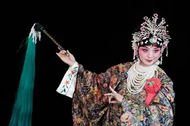 李成儒的女人们，一个与他结婚8年，一个小他18岁，一个小他28岁图片
