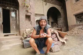 清代状元的后裔：独居深山状元府，守护着祖宅，没水没电乞讨为生图片