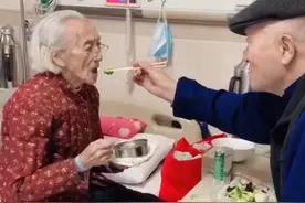 老人住院95岁老伴喂饭，90后护士不忍打扰称是最美爱情的模样图片