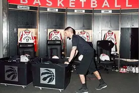NBA球员打完比赛后，球衣谁洗？球鞋谁擦？图片