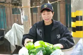 48岁的她不务正业！成国际庄“最会跳街舞”的卖菜大姐　菜摊就是她“玩命”练舞的地方图片