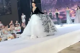 52岁翁虹出席活动，身穿高定礼服压轴出场，气质高贵典雅图片