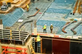 施工外围未设警示标志，路人摔伤谁担责？图片