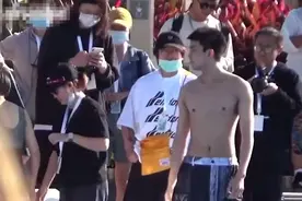 张子枫吴磊路透照，张子枫剪短发穿泳衣太羞涩，吴磊大秀健美身材图片