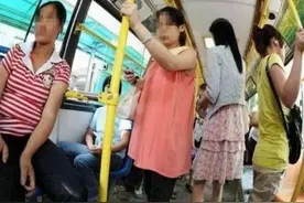 “她尿裤子了！快照下来”孕妇被小情侣嘲笑，小学生霸气回怼图片