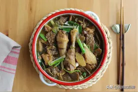 老家带回来的肉和菜，香喷喷的炖1锅，邻家小孩吵着要来吃饭图片