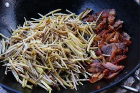 芭蕉花最好吃的做法，不涩口鲜嫩又下饭，好吃到山珍海味都不换！视频封面