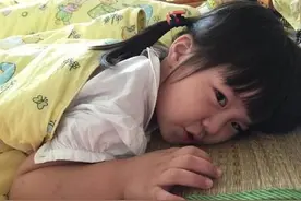 打骂孩子家长也疼，可就是不睡觉！咋办？教你5招，让孩子睡得香图片