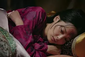 看着床上奄奄一息的娘亲，她跪着向侯爷索要休书图片