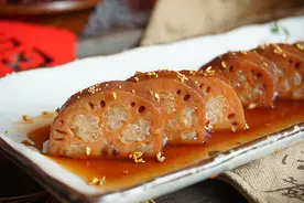 春节年夜饭，黄金桂花糯米藕，教你一招软糯香甜可拉丝，老少皆宜图片