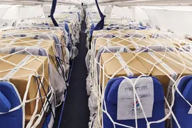重庆航空执行“客改货”航班 运送7吨防疫物资援疆图片