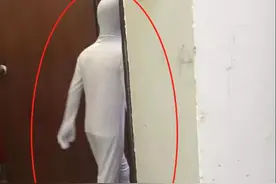 5岁男童为看电视，穿“隐身衣”掩护，这上身图，网友表示：绝了图片