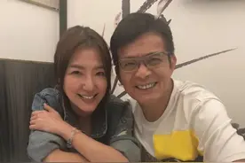 有机会发展？黄日华与关宝慧见面频繁，对方曾坦言迷恋四眼失婚男图片