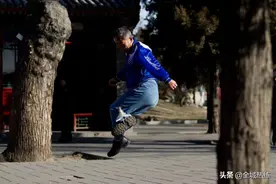 传统体育活跃春天里——踢毽子娱乐又放松图片