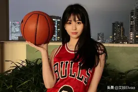 邱淑贞后继有人，女儿穿球衣cos校花晴子！22岁有妈妈同款腿图片