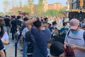无需门票的北京环球度假区城市大道周末爆火，不乏“代购族”图片