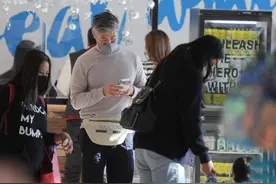 乐基儿一家逛街，她5月孕肚首曝光还全程顾儿子，老公做甩手掌柜图片