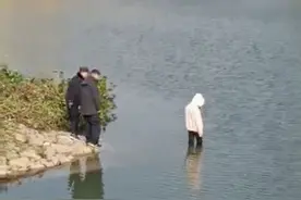 安徽望江17岁女高中生警察面前跳河自尽 亲属：系家中独女 性格挺好的图片