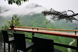 建在半山的民宿，白天可观苍翠青山，晚上像跌入″星辰大海″，太赞了！图片