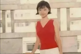 柳岩和男友在睡懒觉，突然门被打开，男友妈妈要教柳岩做辣椒炒肉图片